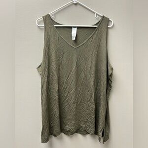 Wynne Layers Women’s‎ Green V Neck Tank Top